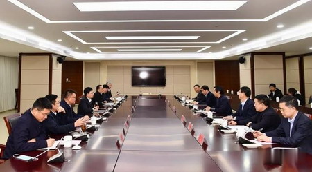 鹽集團(tuán)黨委書記、董事長章朝陽與淮安市市長陳之常深入洽談推進(jìn)鹽穴儲油氣庫項目建設(shè),共商“十四五”發(fā)展 鹽集團(tuán)黨委書記、董事長章朝陽與淮安市市長陳之常深入洽談推進(jìn)鹽穴儲油氣庫項目建設(shè),共商“十四五”發(fā)展