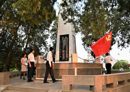 蘇鹽集團(tuán)開展“傳承紅色基因 學(xué)習(xí)守島精神”主題黨日活動(dòng) 蘇鹽集團(tuán)開展“傳承紅色基因 學(xué)習(xí)守島精神”主題黨日活動(dòng)