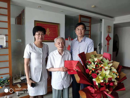 蘇鹽集團黨委書記、董事長章朝陽走訪慰問老黨員 蘇鹽集團黨委書記、董事長章朝陽走訪慰問老黨員