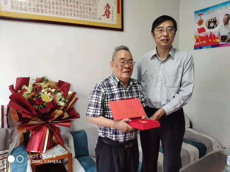 蘇鹽集團黨委書記、董事長章朝陽走訪慰問老黨員 蘇鹽集團黨委書記、董事長章朝陽走訪慰問老黨員