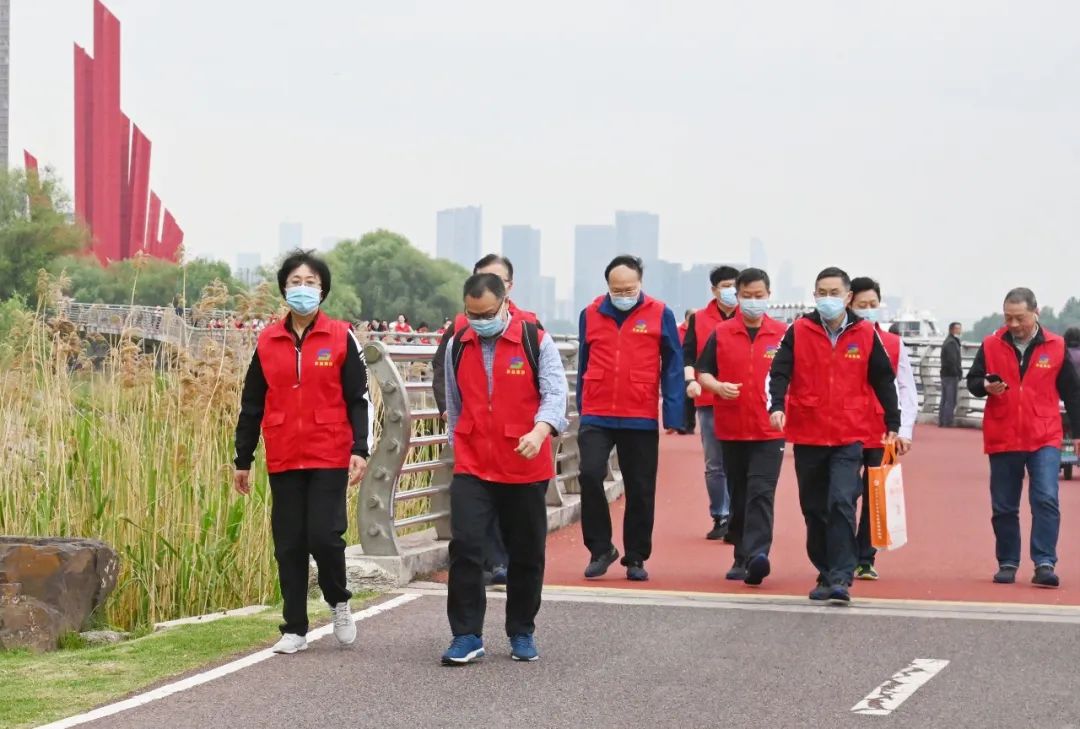 蘇鹽集團舉辦慶“五?一”健步走,代“鹽”健康生活團建活動 蘇鹽集團舉辦慶“五?一”健步走,代“鹽”健康生活團建活動