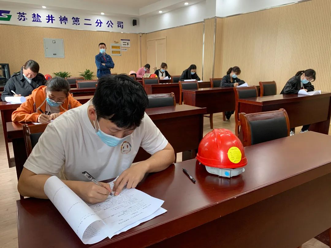 大干紅五月丨提素質(zhì) 強(qiáng)技能 “燃”激情——蘇鹽井神二分公司扎實(shí)開展職工崗位技能競(jìng)賽活動(dòng) 大干紅五月丨提素質(zhì) 強(qiáng)技能 “燃”激情——蘇鹽井神二分公司扎實(shí)開展職工崗位技能競(jìng)賽活動(dòng)